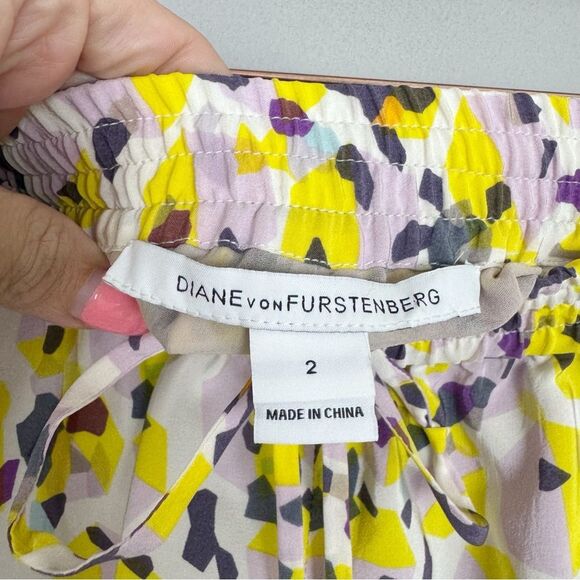 DIANE VON FIRSTENBERG | DVF Silk Abstract Patterned Shorts Women’s Size 2 - Picture 5 of 9